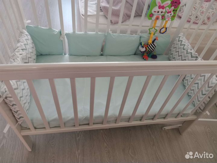 Детская кроватка с маятником