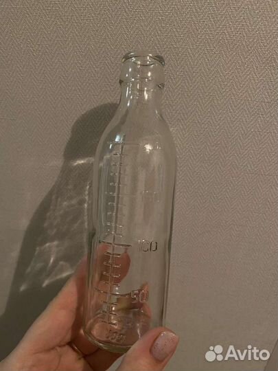 Стеклянные детские бутылочки и молочные соски