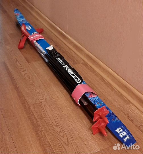 Новые детские лыжи с палками и ботинками