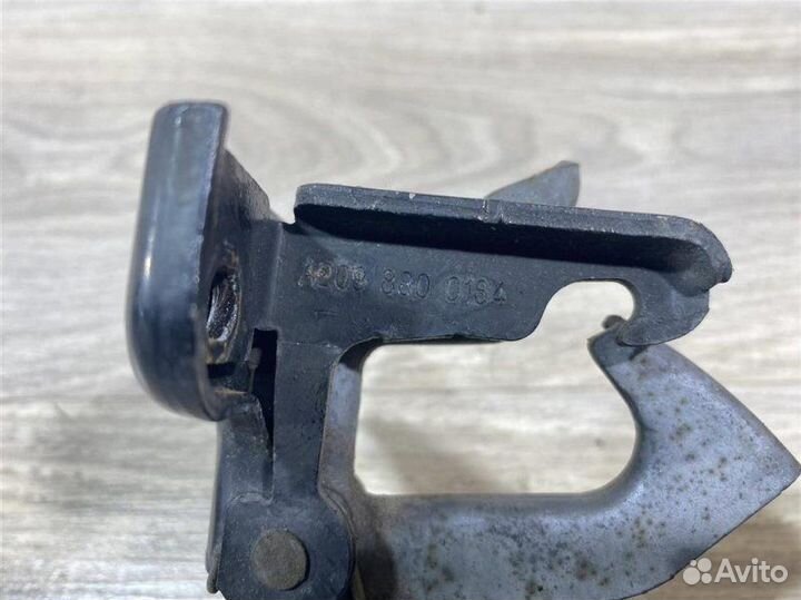 Замок капота (ответная часть) Mercedes W164