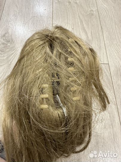 Волосы на заколках русые, шиньон