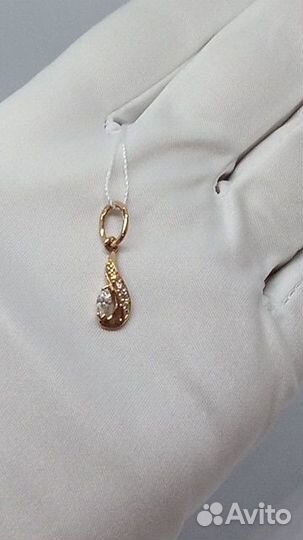 Золотая подвеска с камнем