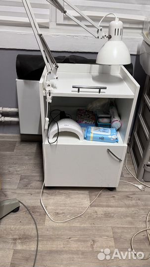 Педикюрная тумбочка на колесах