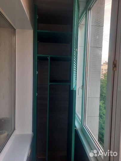 Шкаф на балкон встроенный с рольставнями