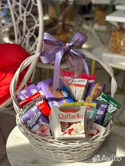 Подарок девушке. Корзина. Шоколад