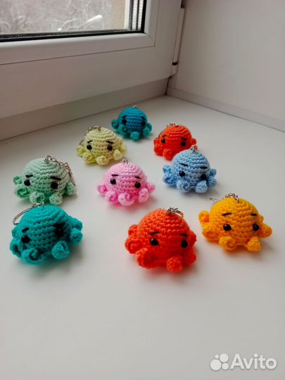 Вязанные брелки игрушки