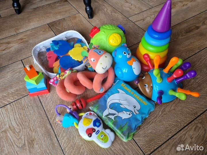 Развивающие игрушки для малышей пакетом