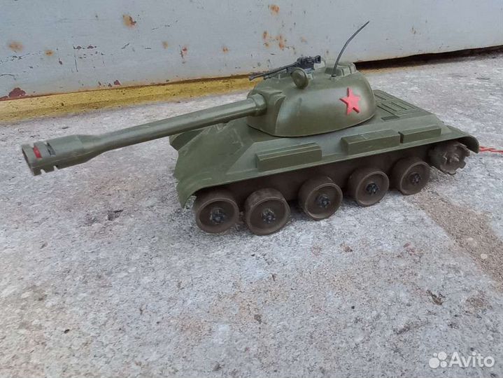 Танк игрушечный на пульте управлении времен СССР