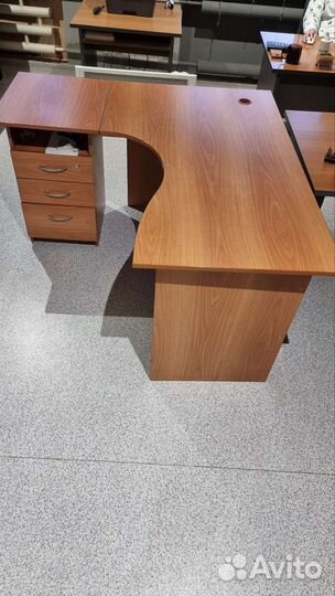 Письменный стол офисный