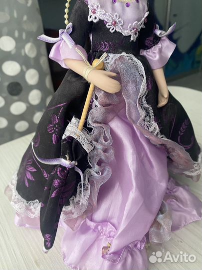 Кукла фарфоровая