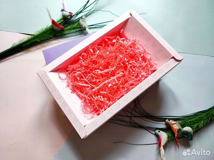 Коробка подарочная с бумажным наполнителем