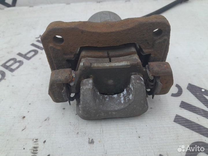 Тормозной суппорт задний правый Toyota Rav4 40