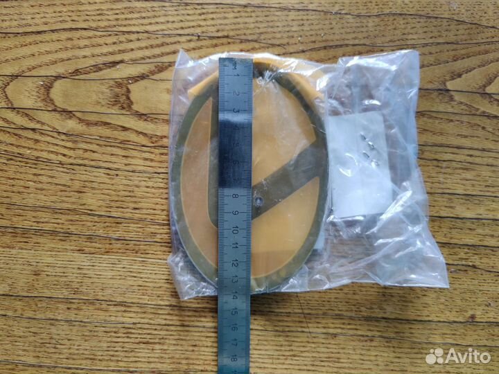 Эмблема решетки радиатора lexus