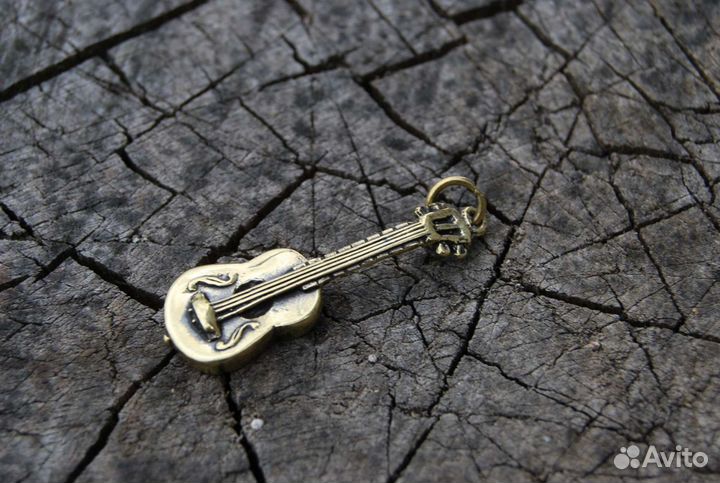 Гитара кулон ручной работы бронза