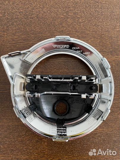 Эмблема на решетку радиатора Volvo XC90