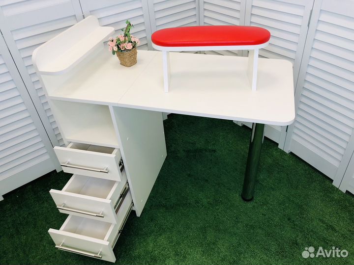 Маникюрный стол