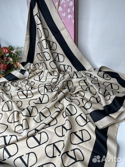 Шелковый платок Valentino бежевый