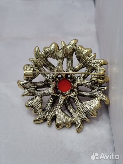 Брошь коралловая, цветок