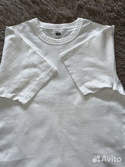Белая футболка Uniqlo