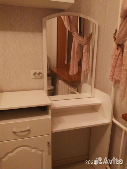 Тумбочка с зеркалом