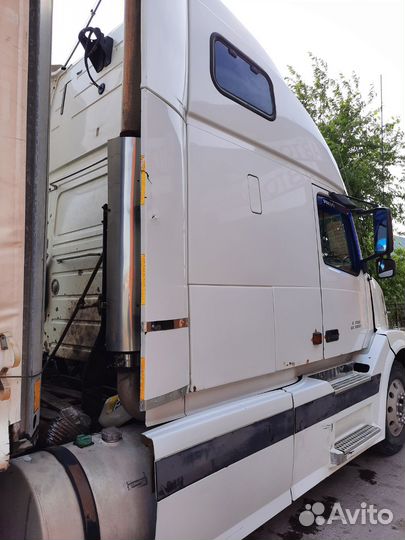 Volvo VNL 670 с полуприцепом, 2003