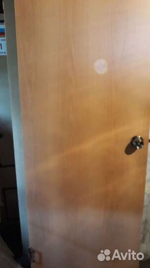 Двери, дверной доводчик, ручка и замок