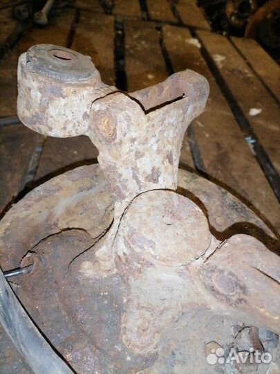 Кулак задний левый Hyundai Elantra