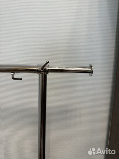 Вешалка напольная на колесиках