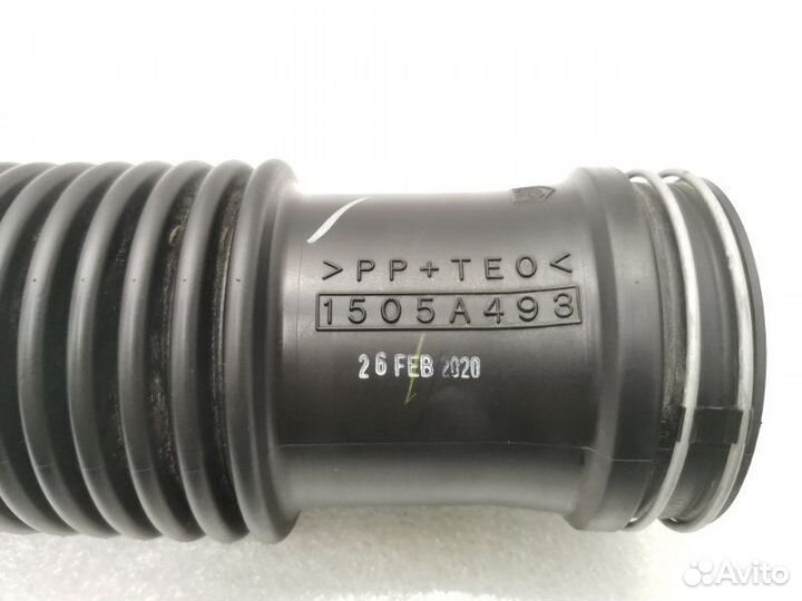 Патрубок воздушного фильтра Mitsubishi Pajero