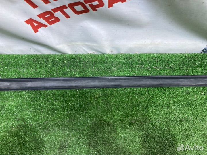 Накладка стекла передняя правая LADA Granta 2011