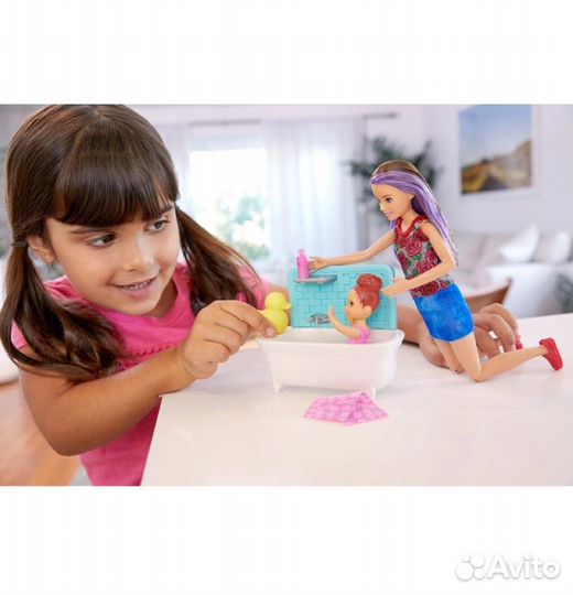 Барби ноги гнутся купание в ванне с дочкой