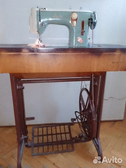 Швейная машина LADA