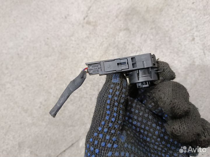 Доводчик бордачка для Volkswagen Passat CC B6 B7