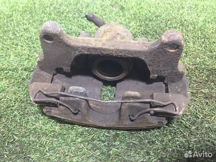 Суппорт передний левый Volkswagen Passat B6 BVY