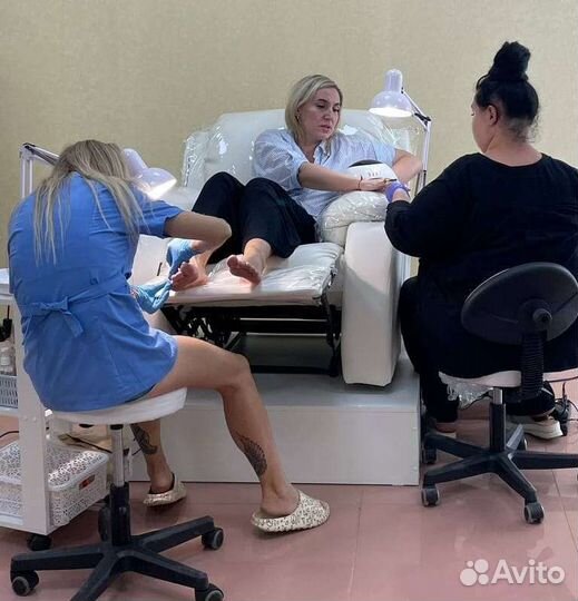 В 4 руки маникюр педикюр, в 6 рук с ресницами