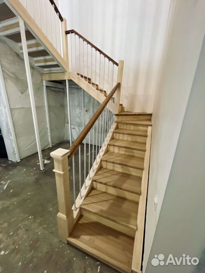 Деревянная лестница в дом