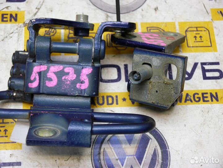 Петли двери передней правой верх+низ VW Гольф6