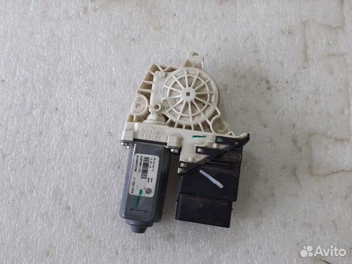 Маторчик стеклоподъемника задний левый Jetta 6
