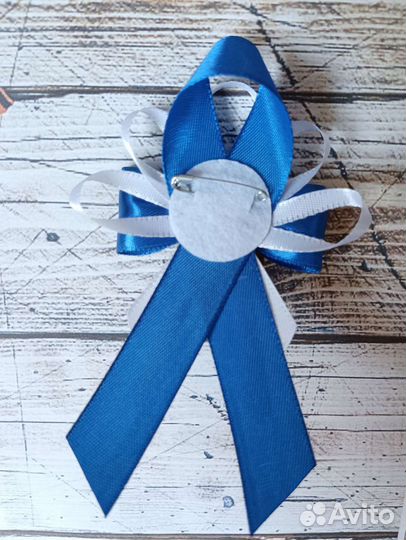 Бутоньерка на выпускной значок брошь