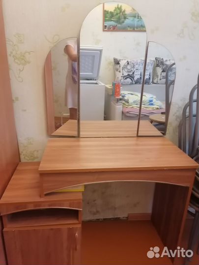 Столик для макияжа с зеркалом