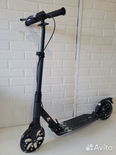 Городской самокат с ручным дисковым тормозом