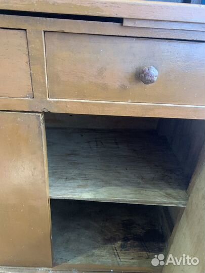 Старинный деревянный буфет