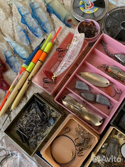 Катушка рыболовная с принадлежностями