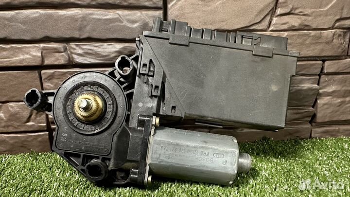 Моторчик стеклоподъемника задний правый Audi A4 B6