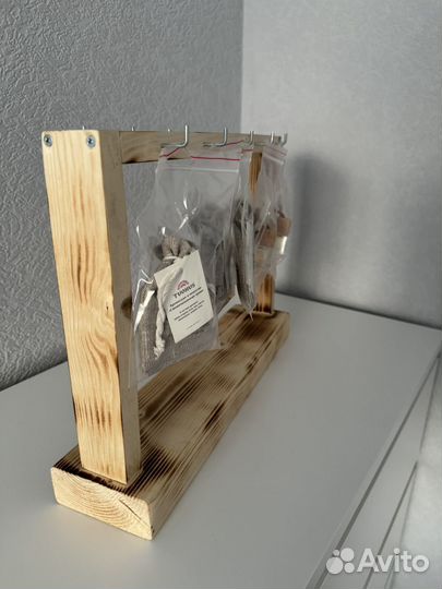 Полка с крючками для ярмарок