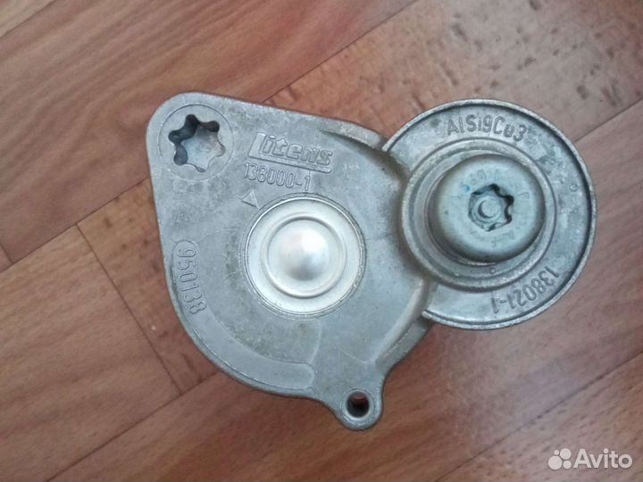 Натяжитель ремня агрегатов Mersedes-Benz E211