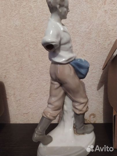 Фарфоровая статуэтка германия сеятель без руки