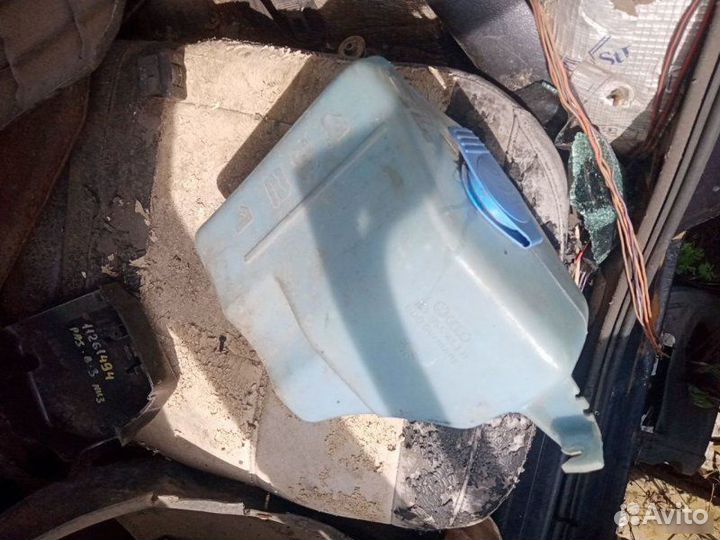 Бачок омывателя Volkswagen Passat 1990