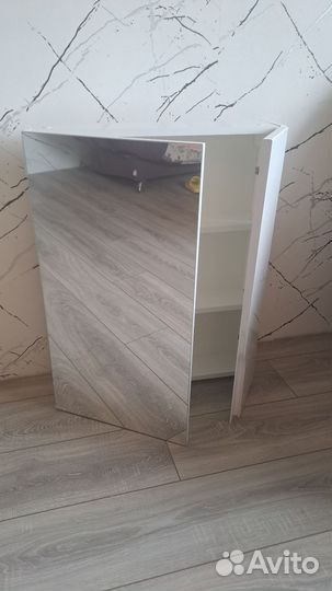 Шкафчик с зеркалом в ванную