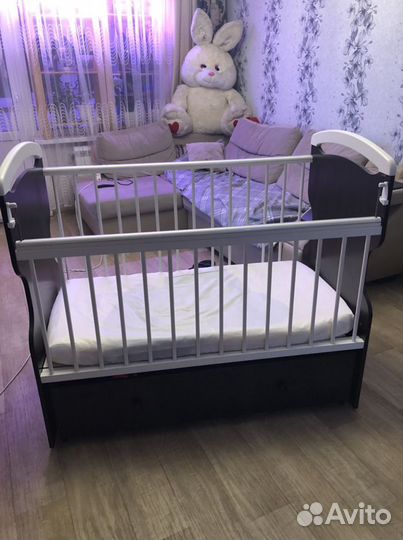 Детская кроватка с маятником и ящиком